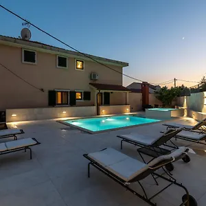 Lavandula With Heated Swimming Pool Apartment